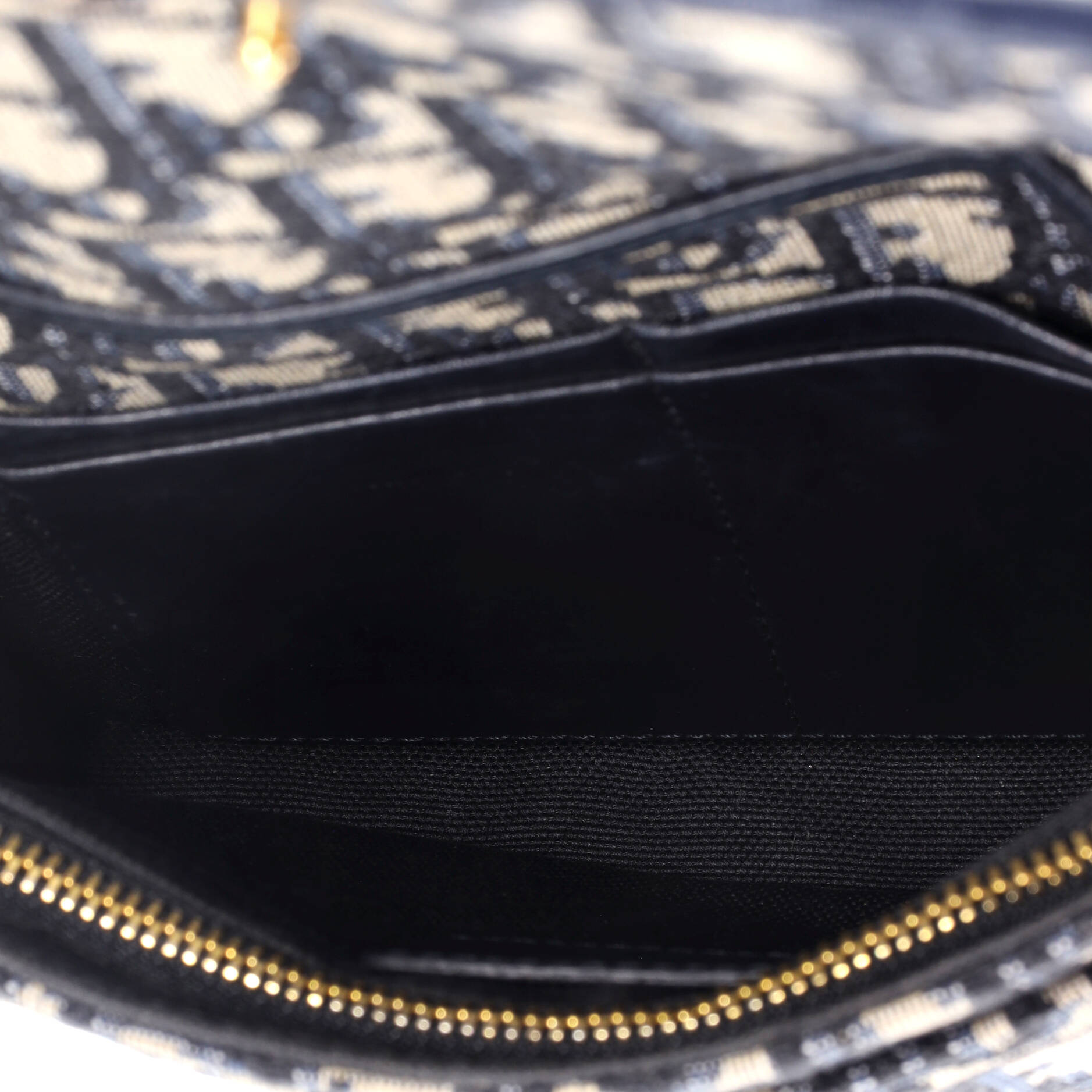 30 Montaigne 2-in-1 Pouch Oblique Canvas