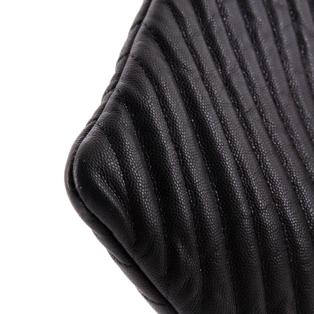 O Case Clutch Chevron Caviar Medium