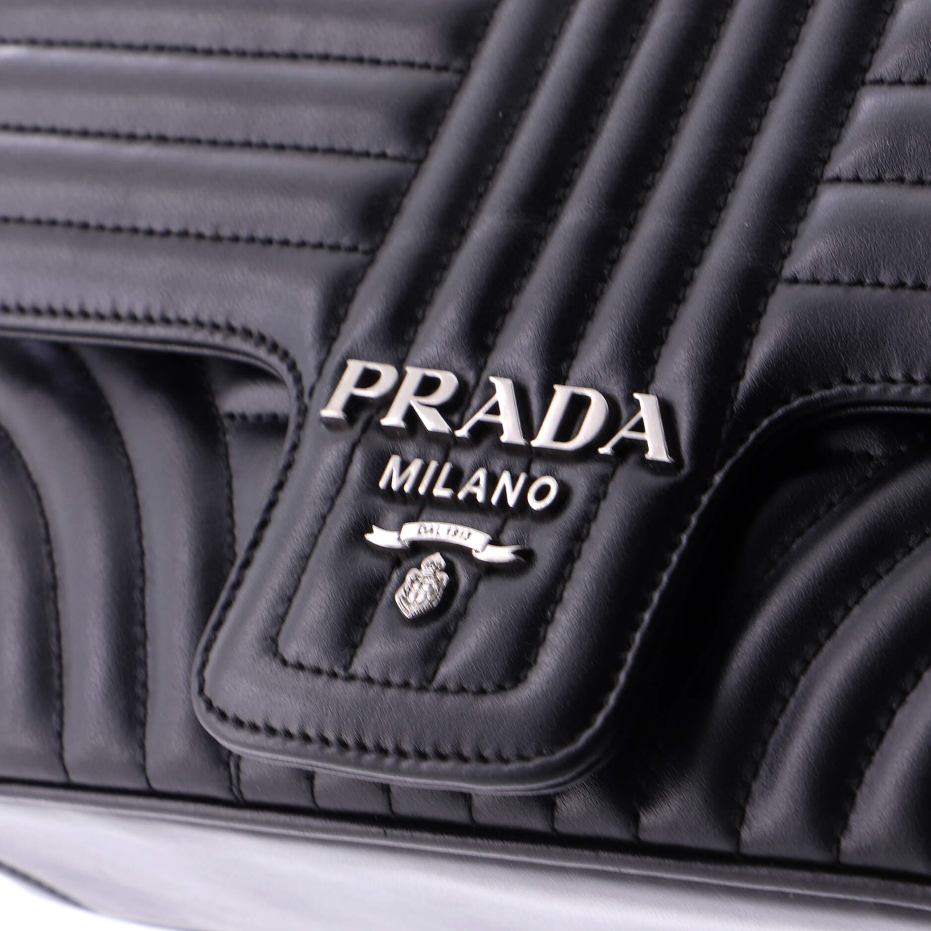 Chain Flap Shoulder Bag Diagramme Quilted Leather Medium