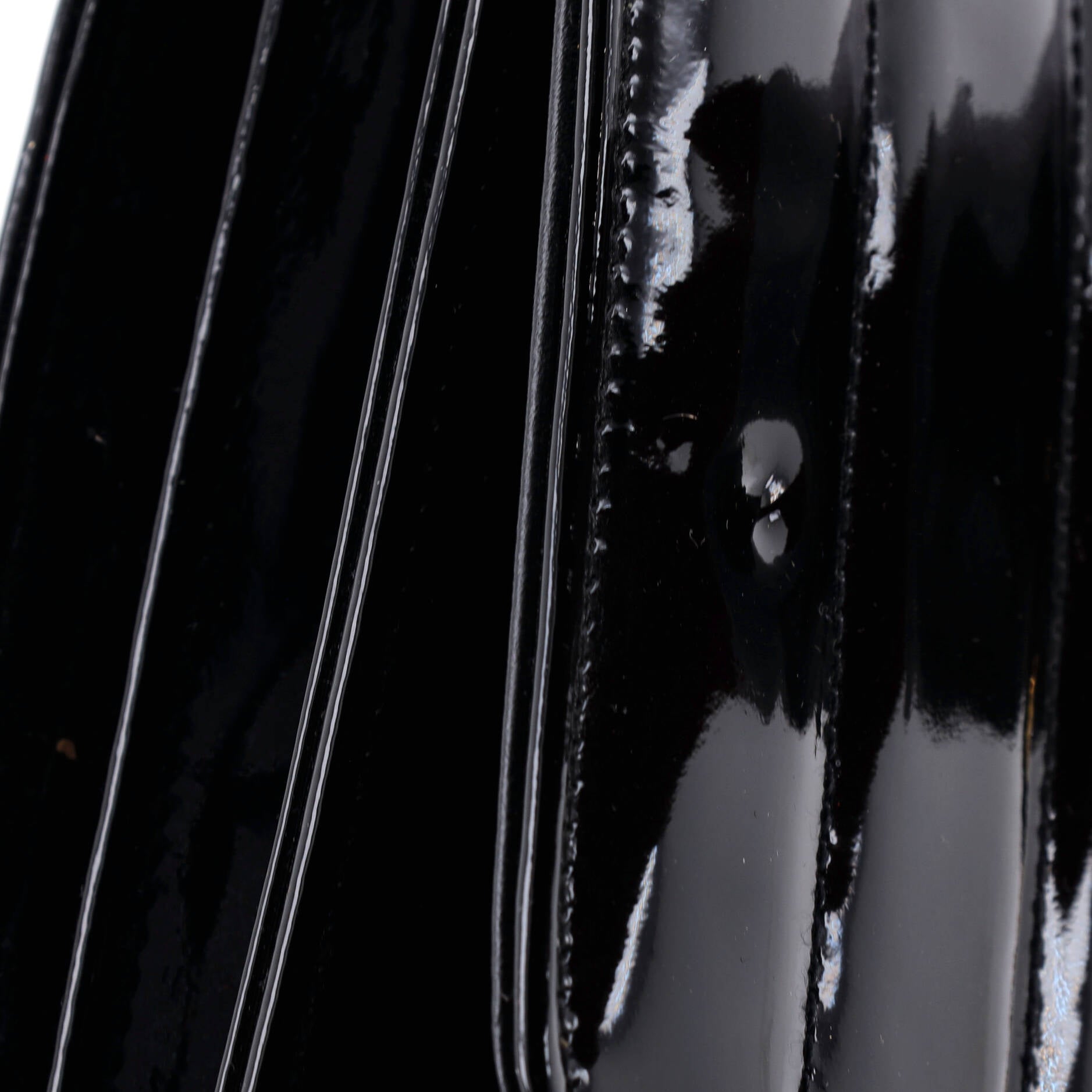 Vicky Wallet on Chain Vertical Quilted Patent