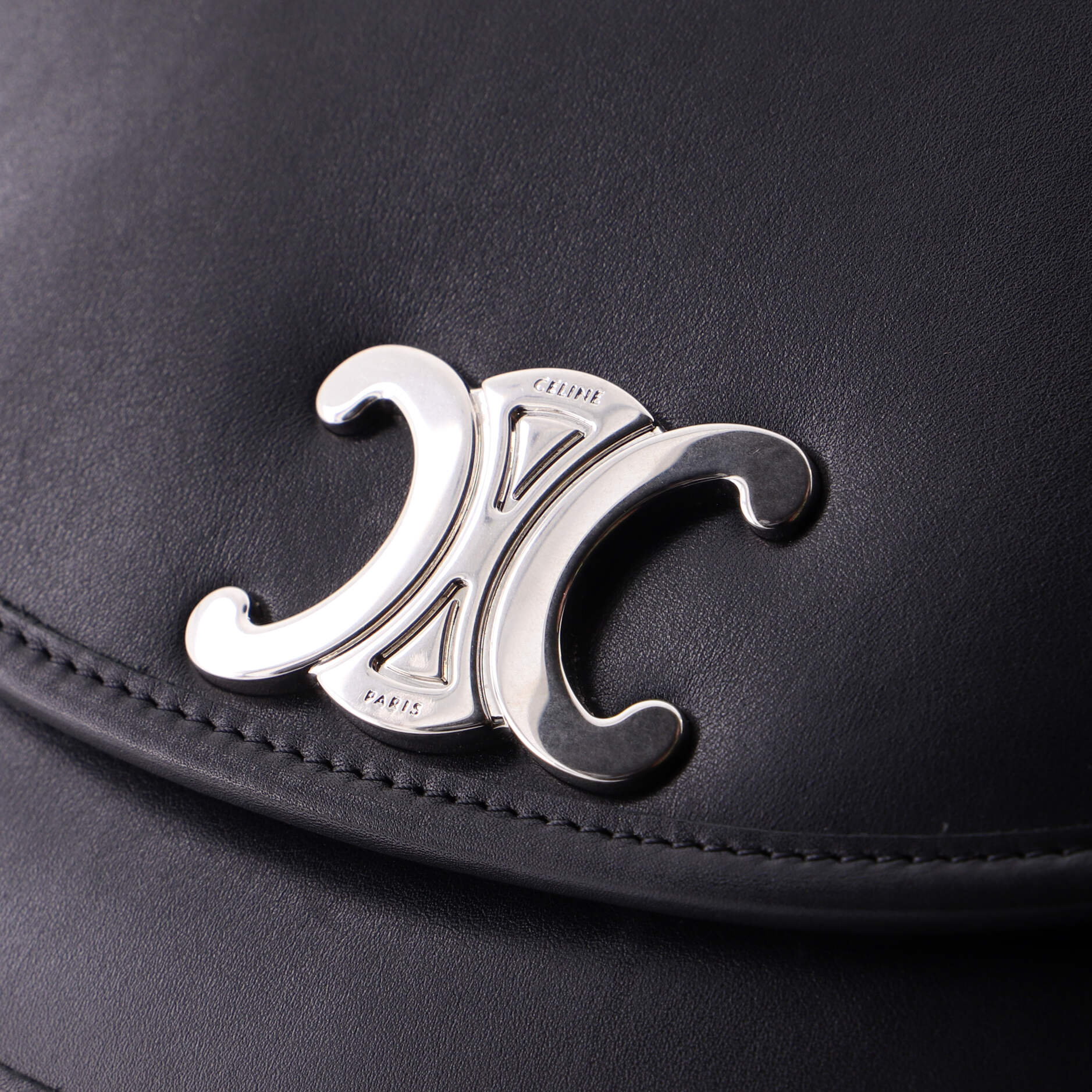 Besace Triomphe Shoulder Bag Leather Medium
